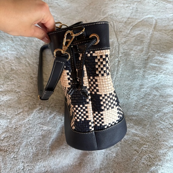 Woven Drawstring Bucket Bag - Picture 5 of 12